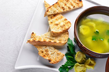 Suyu mantı ve otlar.