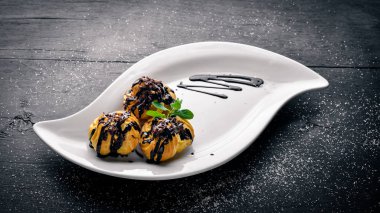 Ahşap arka plan üzerinde demlenmiş kek.