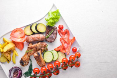 Çeşitli ızgara et ve sebze dilimlenmiş.