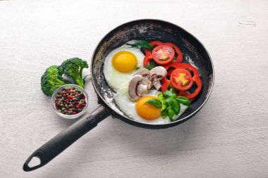 Sebze ve otlar ile kızarmış yumurta