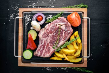 Sebze ve sos çiğ biftek