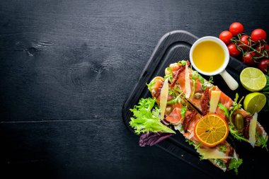 Otlar ile Somon Bruschetta