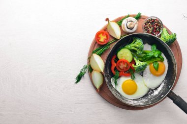 Sebze ve otlar ile kızarmış yumurta