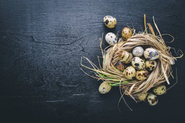 Ahşap arka planda bıldırcın yumurtaları