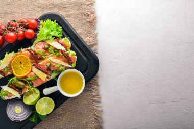 Otlar ile Somon Bruschetta