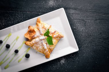 Strudel elma ve çilek ile