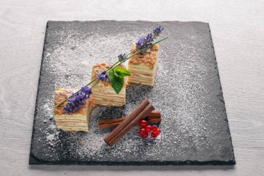 Taze çilek ile katmanlı kek