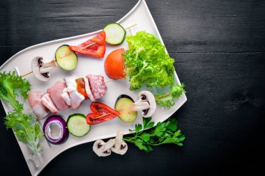 Ham şiş kebap ve taze sebze. 