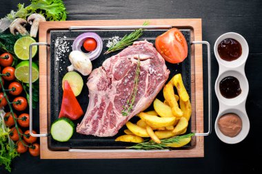 Sebze ve sos çiğ biftek