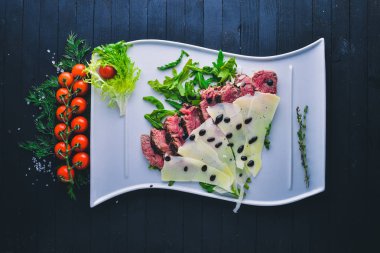 Parmesan peyniri ile pişmiş Dana eti