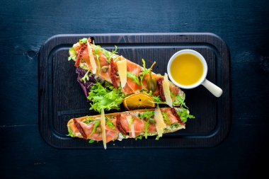 Otlar ile Somon Bruschetta