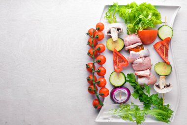 Ham şiş kebap ve taze sebze. 