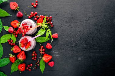 Meyve berry yoğurt ve şeritler.