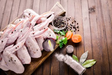 Baharat ile çiğ tavuk kanatları.