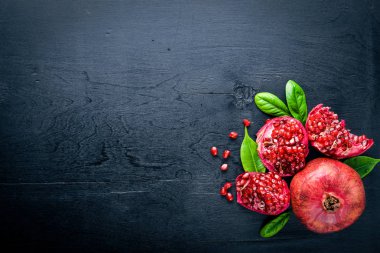 Ahşap yüzey üzerinde taze nar