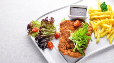 Taze sebze ile kıyılmış domuz eti.