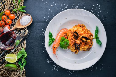 Deniz ürünleri makarna. Midye