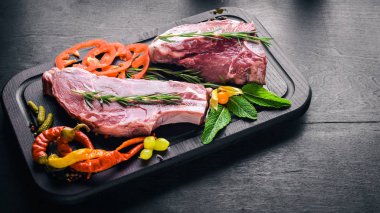 Biftek çiğ et ve baharatlar 