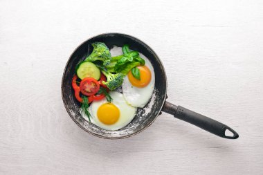 Sebze ve otlar ile kızarmış yumurta