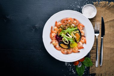 Deniz ürünleri salatası, midye, karides