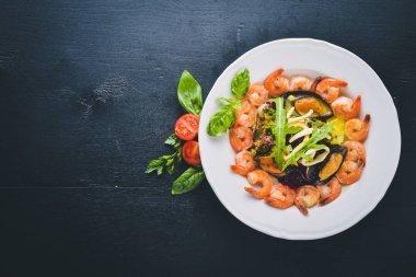 Deniz ürünleri salatası, midye, karides