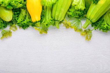 Squash ve otlar. Çiğ sebze