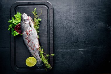 Balık alabalık aromatik otlar ile 