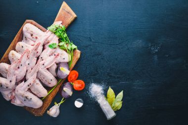 Baharat ile çiğ tavuk kanatları.