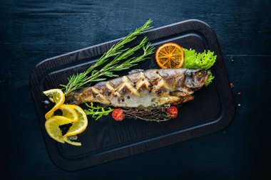 Aromatik otlar ile Fırında Alabalık balık