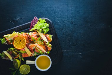 Otlar ile Somon Bruschetta