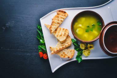 Suyu mantı ve otlar.