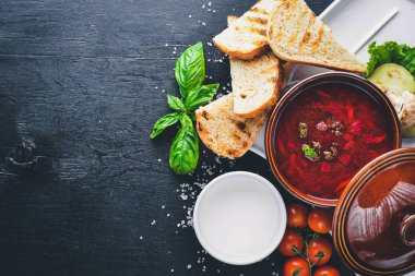 Borsch ekşi krema ile