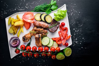 Çeşitli ızgara et ve sebze dilimlenmiş.