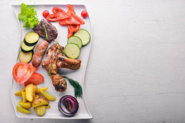 Çeşitli ızgara et ve sebze dilimlenmiş.