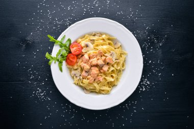 Pasta pastırma, domates ile