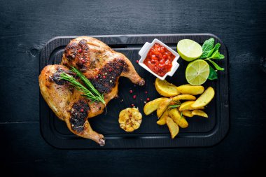 Otlar ile pişmiş ızgara tavuk 