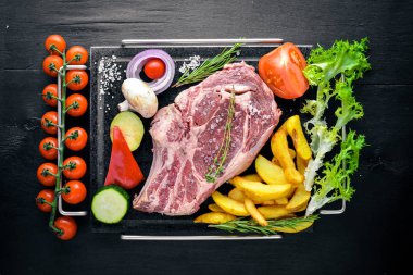 Sebze ve sos çiğ biftek