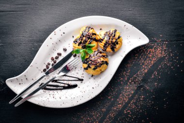 Ahşap arka plan üzerinde demlenmiş kek.