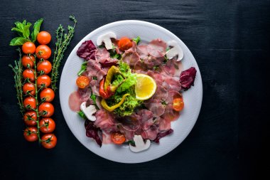 Carpaccio sığır eti, sebze