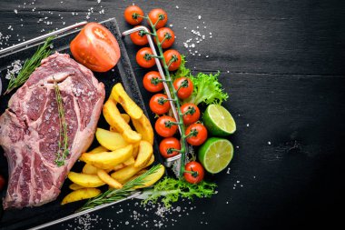 Sebze ve sos çiğ biftek