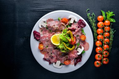 Carpaccio sığır eti, sebze