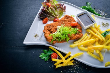 Taze sebze ile kıyılmış domuz eti.