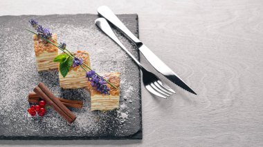 Taze çilek ile katmanlı kek