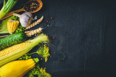 çiğ taze sebze ve baharatlar