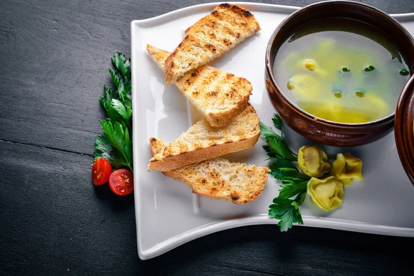 Suyu mantı ve otlar.