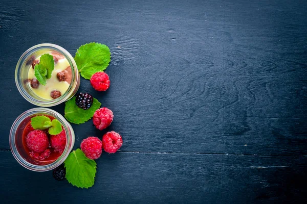 Вершковий десерт з ягодами — стокове фото