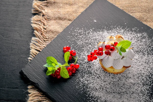 Taze çilek ile krem Lor Tatlısı