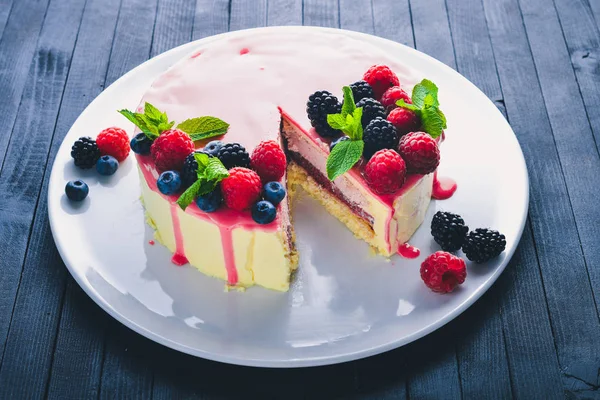 Tereyağı ve taze çilek ile pasta