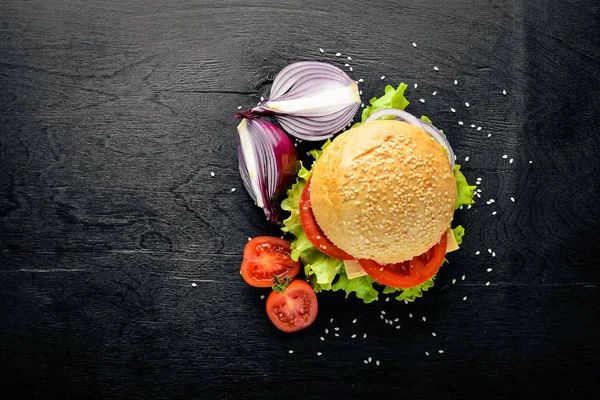 Hamburger z serem, mięsem — Zdjęcie stockowe