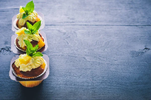 Krem ve taze meyve ile cupcakes